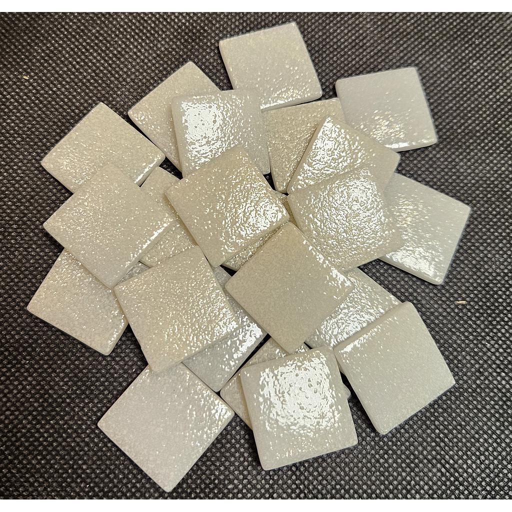 Pâte de verre 372 (Nuagé Crème) 2,3 x 2,3 cm, vendu par 100g