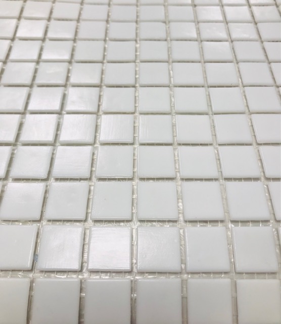 Pâte de verre blanche wave satinée , 2 x 2 cm , par 100 g .