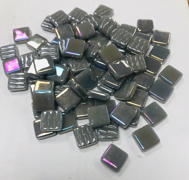 Pâte de verre gris irisé , 1.2 x 1.2 cm , par 100 g.