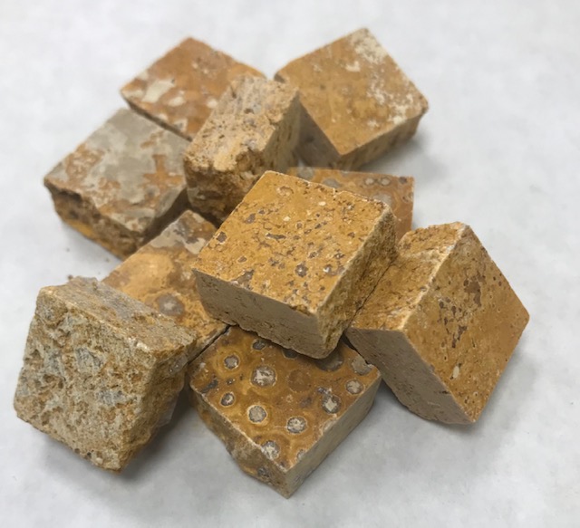 Marbre - Travertino Giallo - 2 x 2 cm , par 100 g .