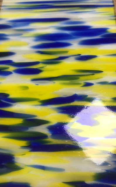 Plaque de verre transparente , moucheté bleu , blanc et jaune - 20 x 30 cm 