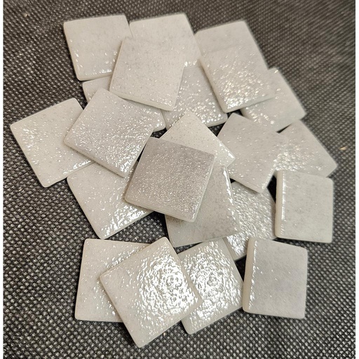 [366] Pâte de verre 366 (Nuagé Gris clair) 2,3 x 2,3 cm, vendu par 100g