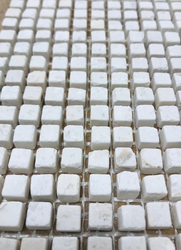 Pietracrema - 0.7 x 0.7 cm , par 100 g .